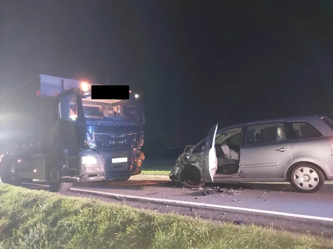 B KFZ – Verkehrsunfall zwischen Pkw und Lkw bei Höchsten