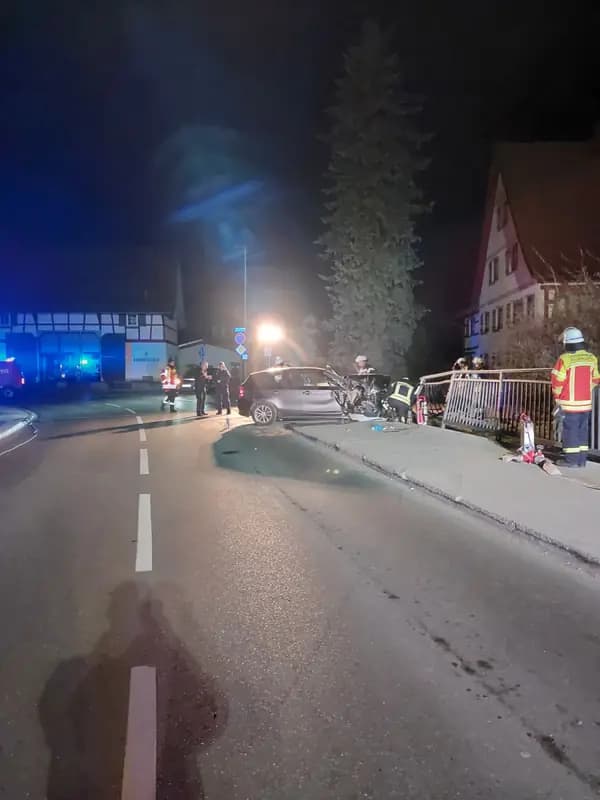Auto gegen Brücke