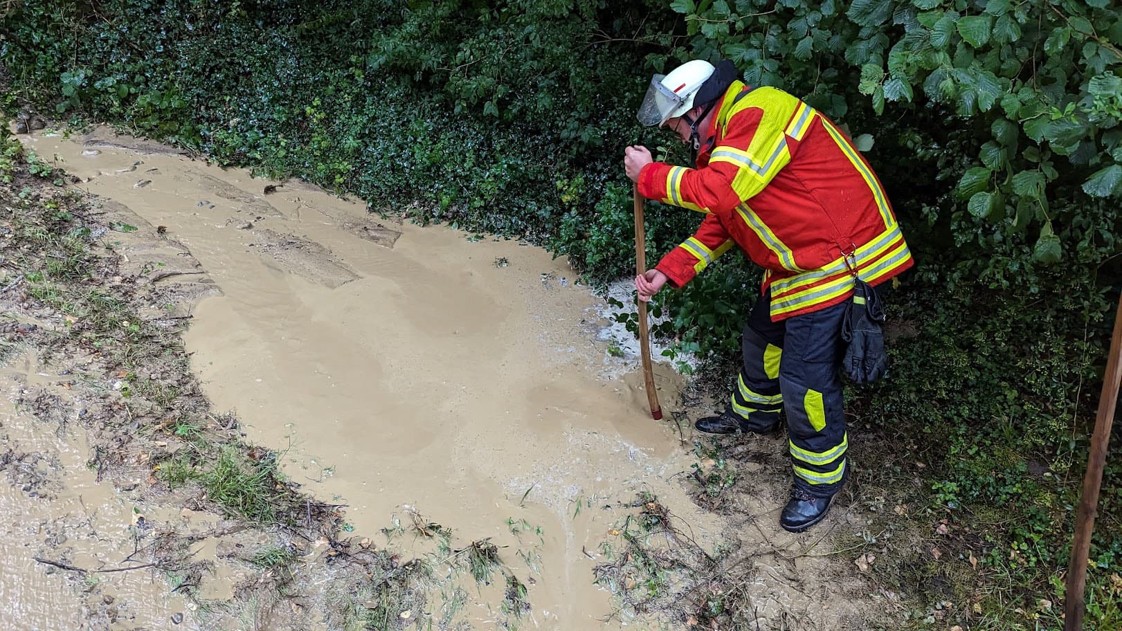 Wasser läuft in Keller