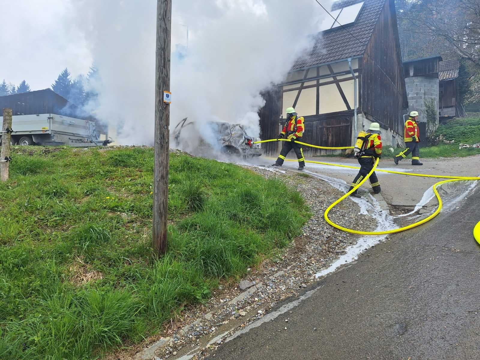 Fahrzeug brennt an Wohnhaus