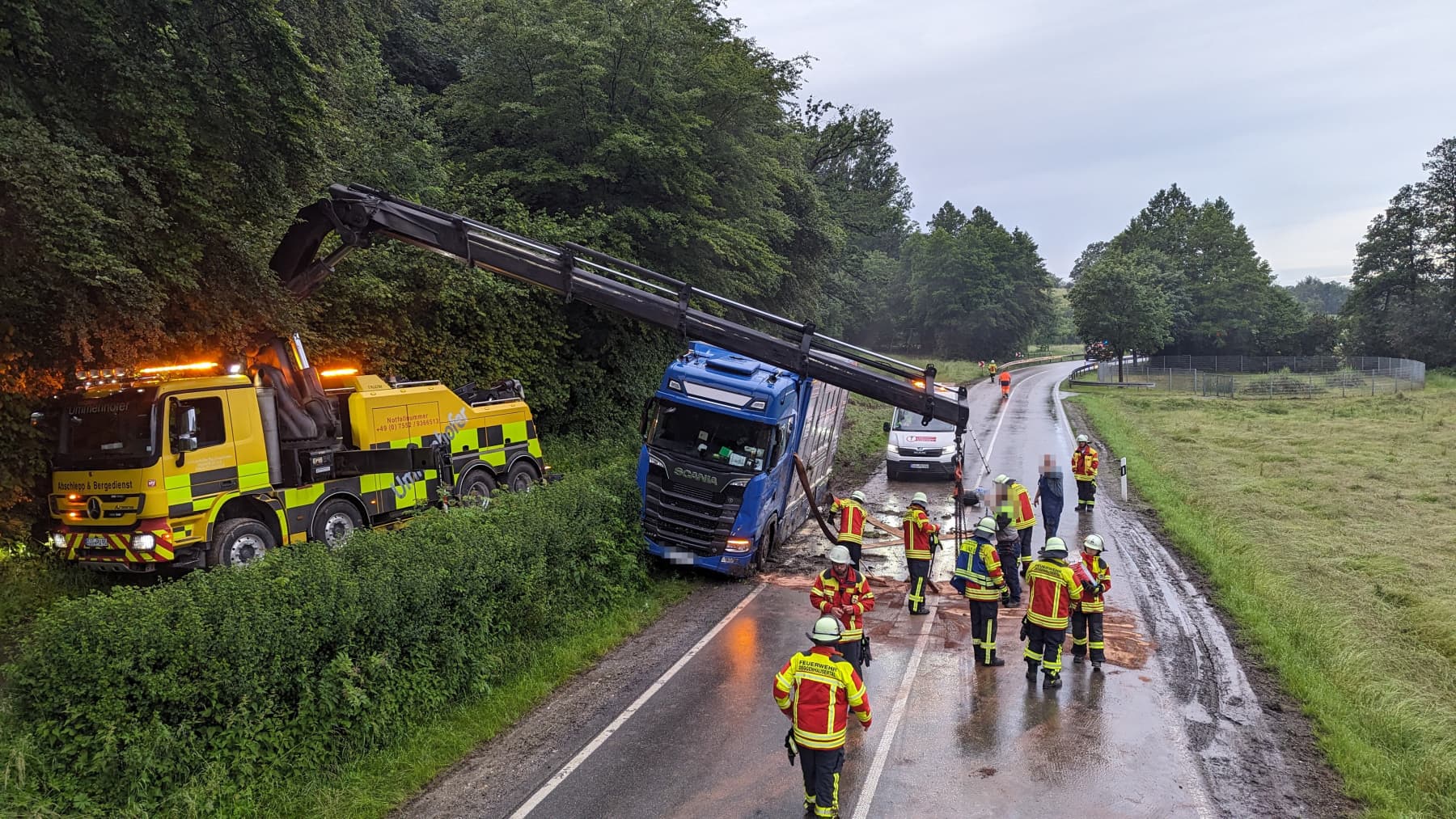 LKW liegt auf Seite