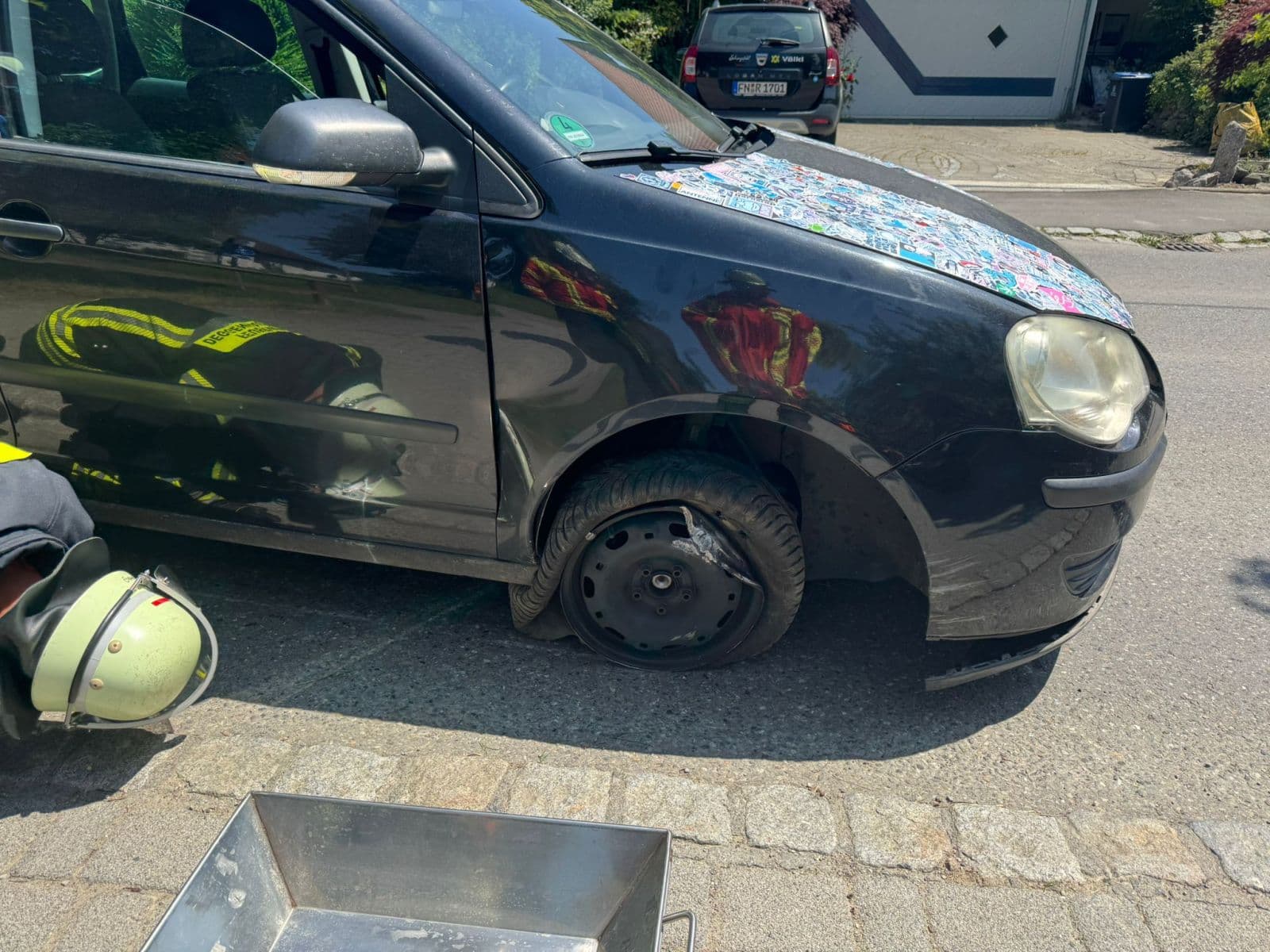 PKW gegen Stein