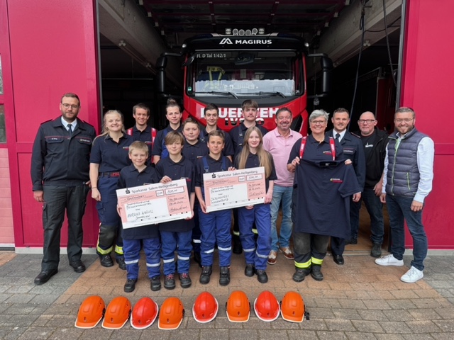 Neue t-shirts für die jugendfeuerwehr